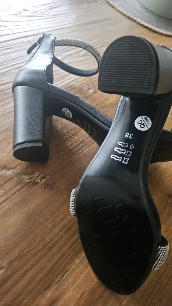 Heels - Size 38 - Black image indicator(2)