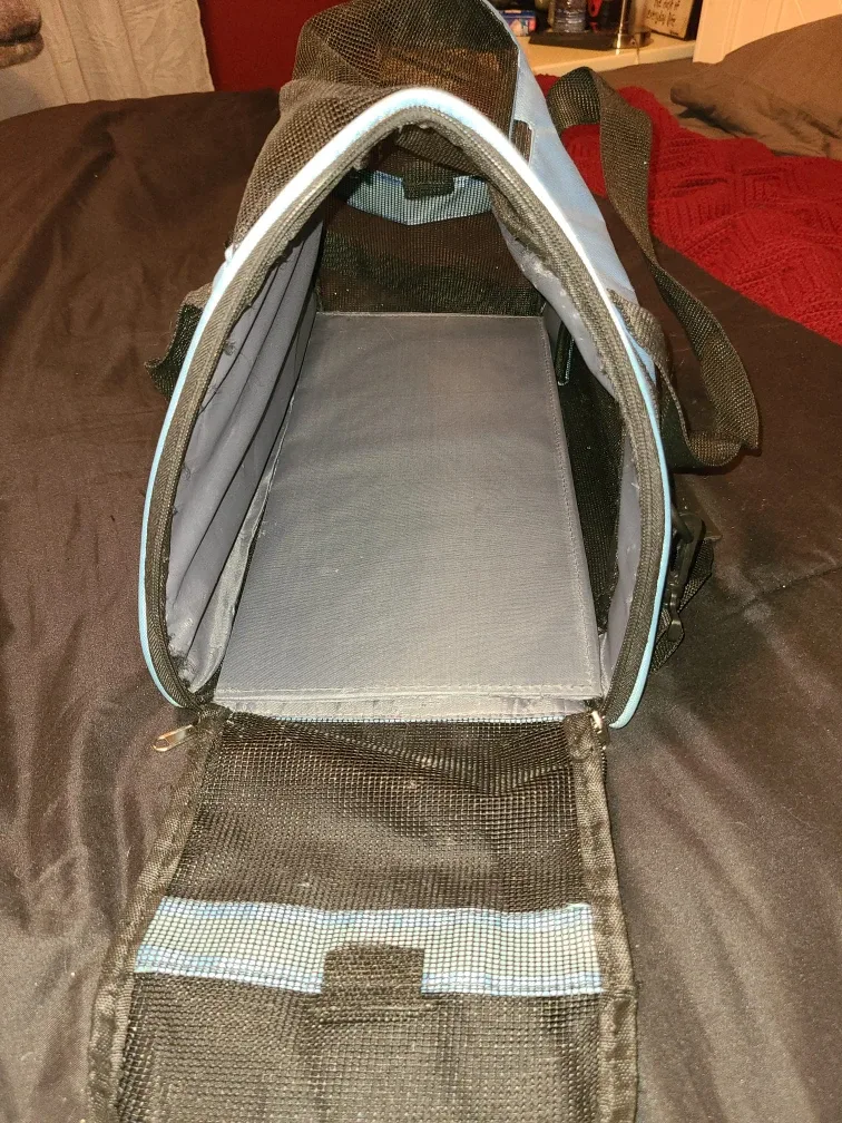 Blue & Black Pet Carrier image indicator(2)