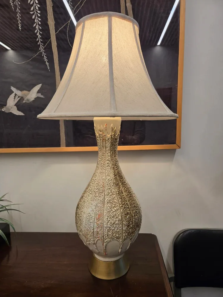 MCM White And Gold Table Lamp With Linen Shade image indicator(2)