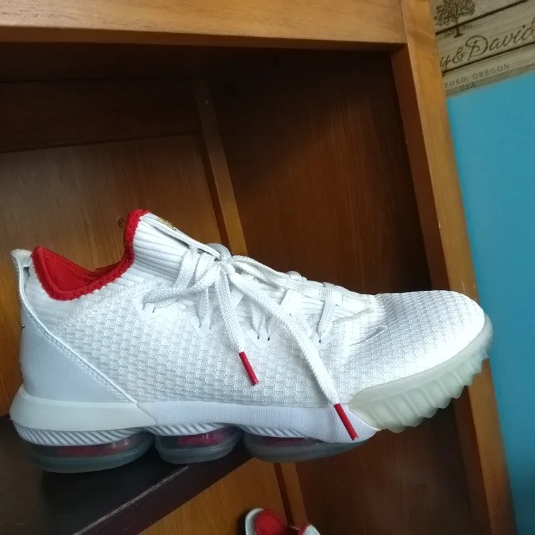 Jordans like new size 10.5 image indicator(5)