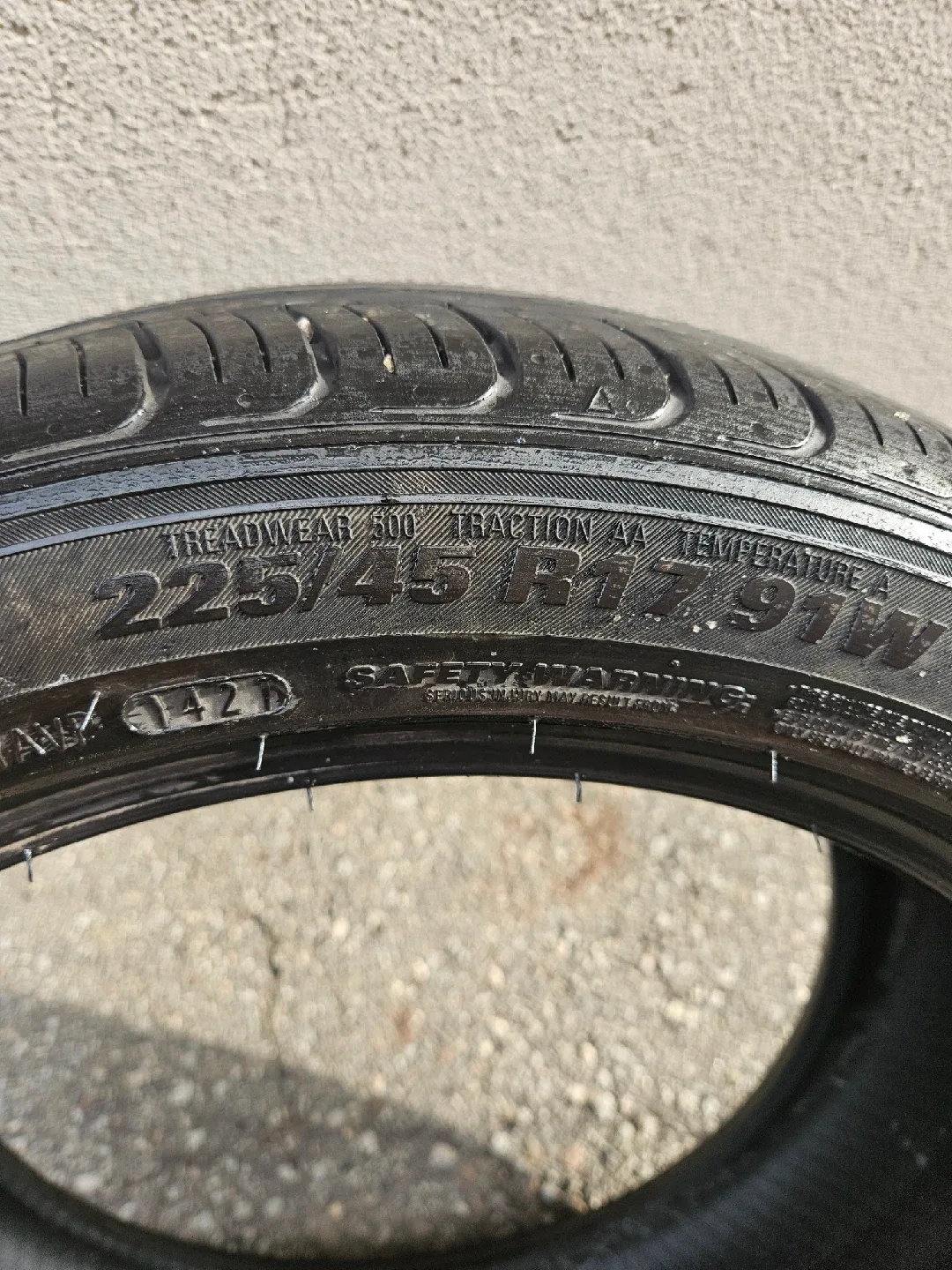 Kumho Majesty Solus Tire 225/45R17 91W (1) image indicator(2)