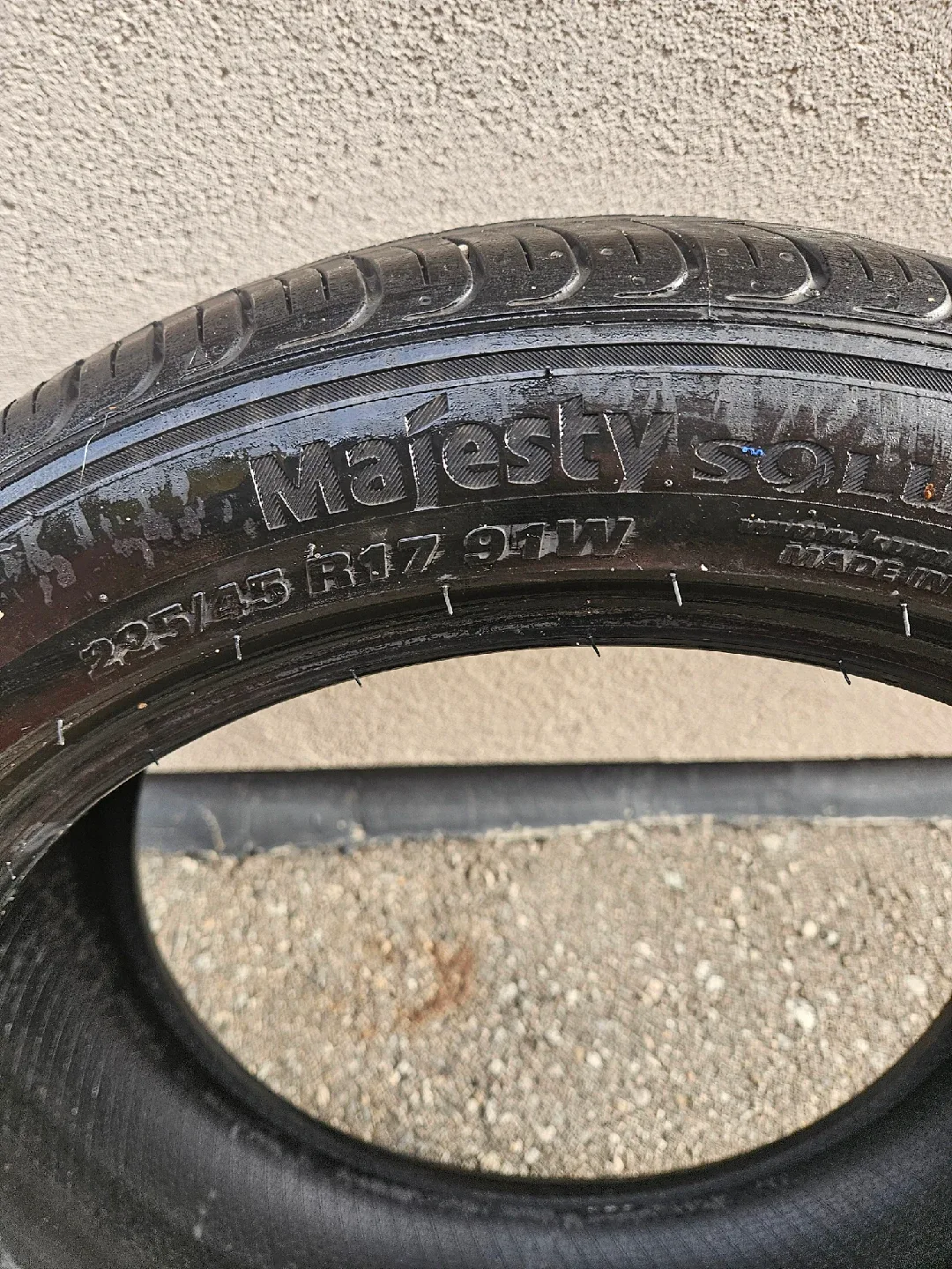 Kumho Majesty Solus Tire 225/45R17 91W (1) image indicator(3)