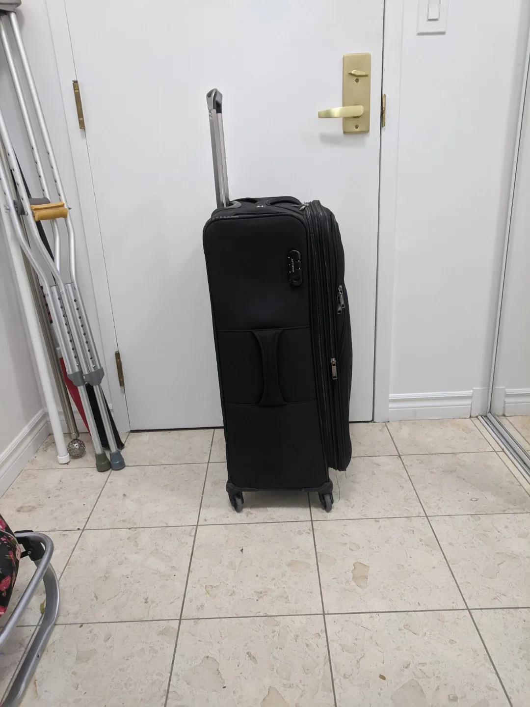 Magellan Black Rolling Suitcase image indicator(2)