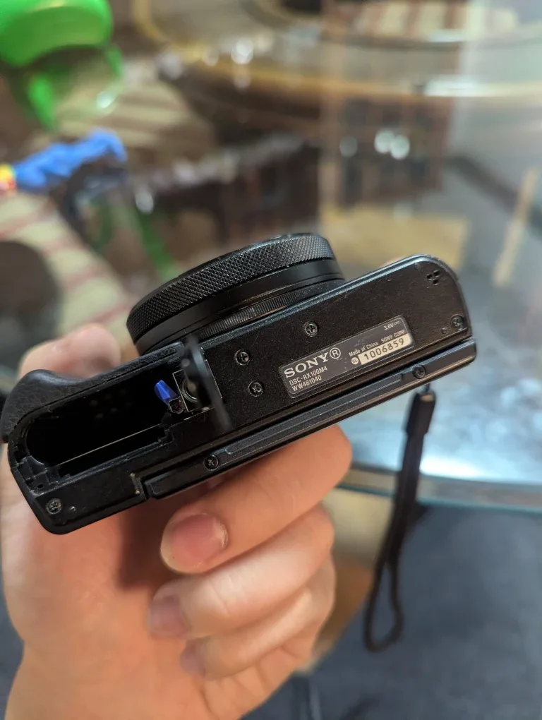 Sony DSC-RX100 IV CYBER-SHOT 4K Digital Camera FOR PARTS image indicator(4)