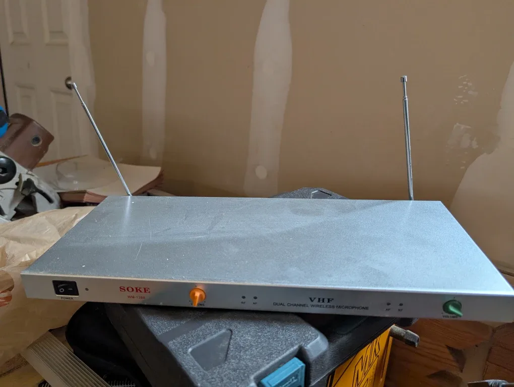 SOKE WM-730 VHF Dual Channel Wireless Microphone image indicator(2)