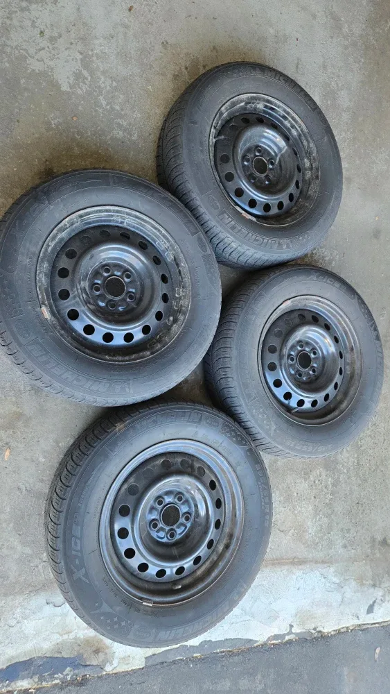 Set of 4 Winter Tires 205/65R15 Studless