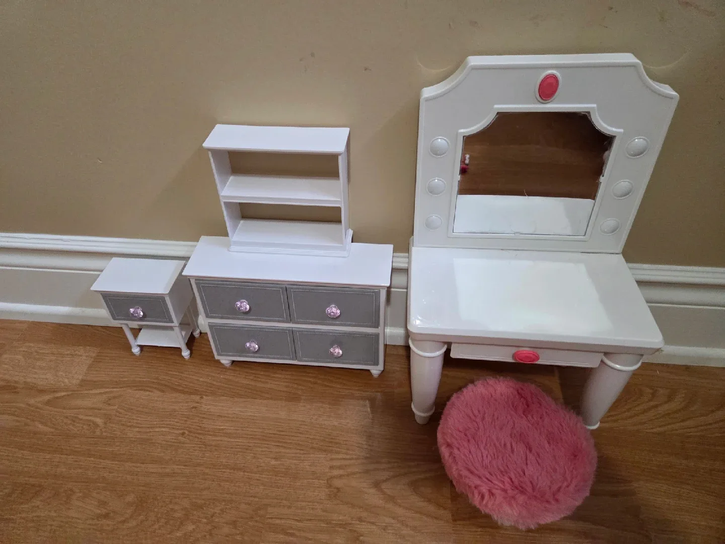 Doll Vanity Set with Accessories image indicator(2)