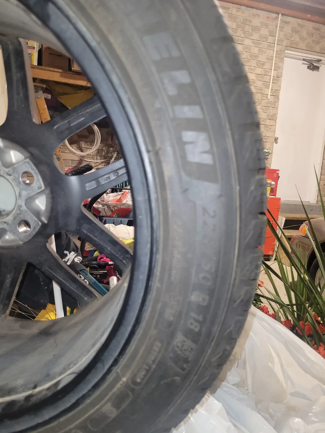 Michelin X-Ice 225/60R18 Tire image indicator(2)