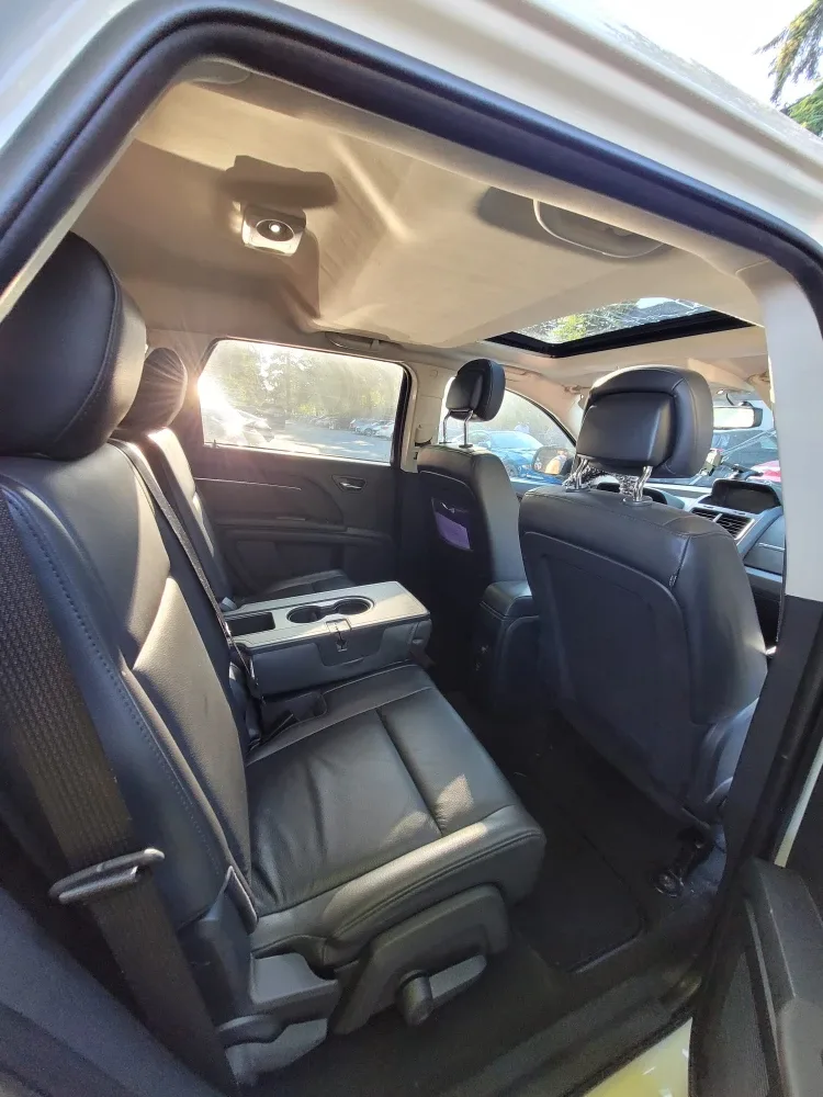Dodge Journey - White SUV image indicator(4)
