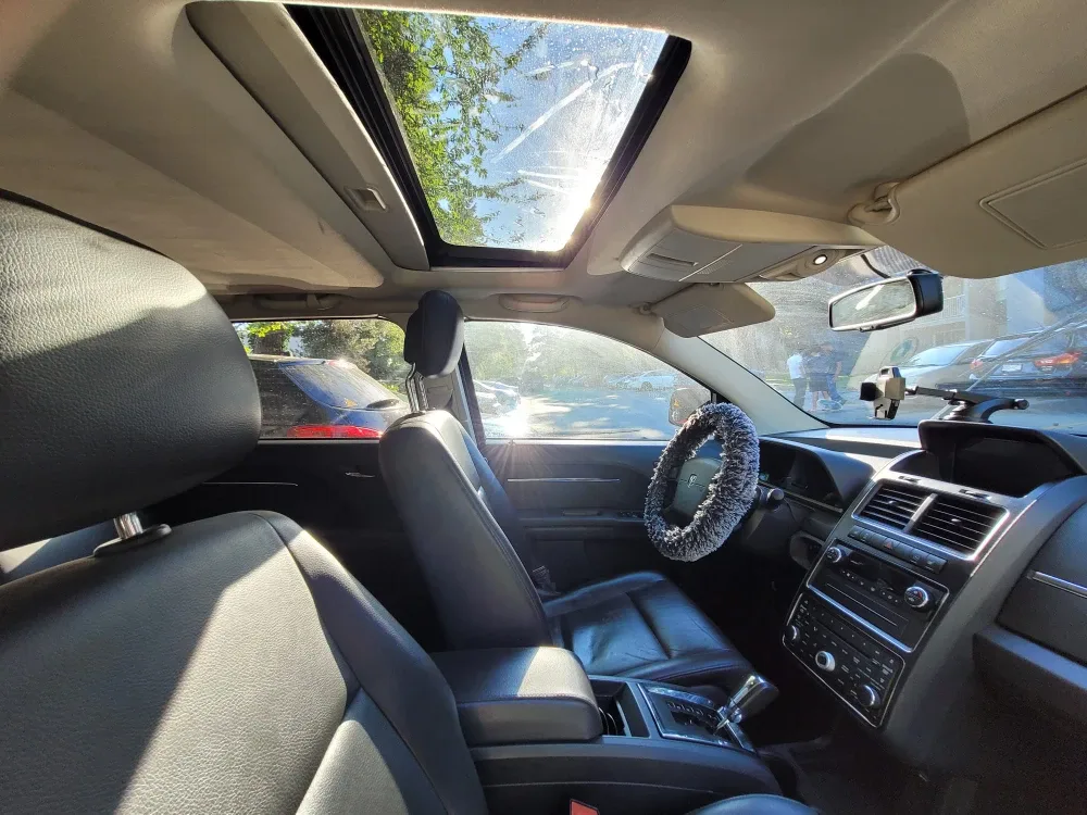 Dodge Journey - White SUV image indicator(5)