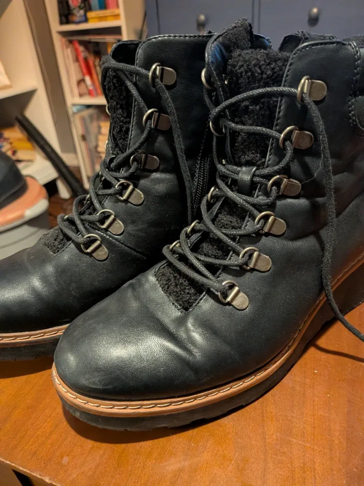 Black ladies Winter Boots BARETRACKS SIZE 9.5 image indicator(3)