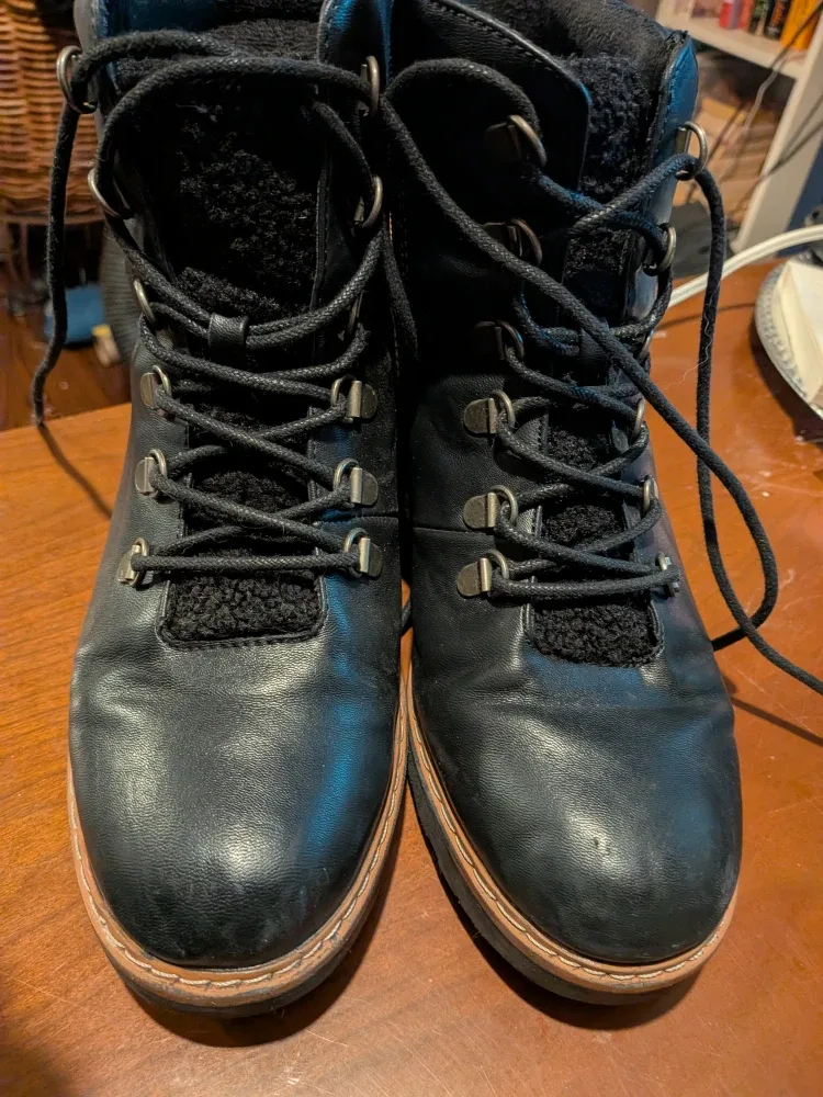 Black ladies Winter Boots BARETRACKS SIZE 9.5 image indicator(4)