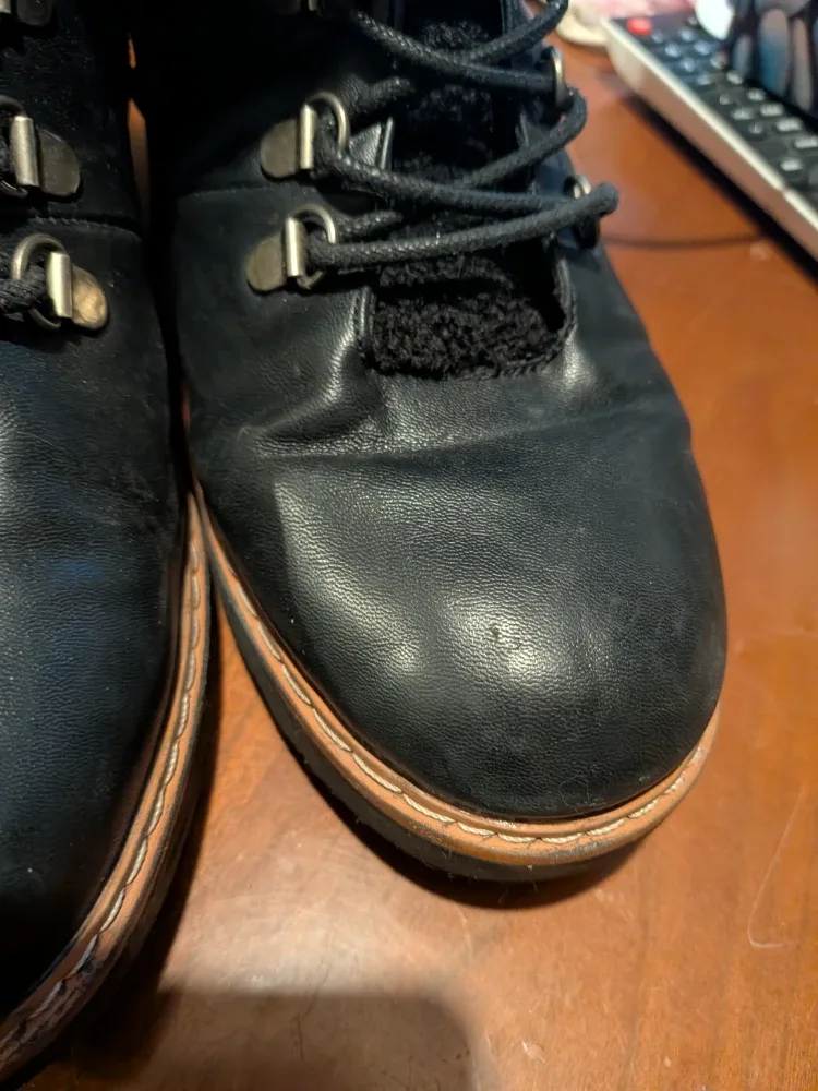 Black ladies Winter Boots BARETRACKS SIZE 9.5 image indicator(7)