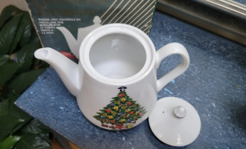 Vintage Fine Porcelain Xmas Teapot Set MadeInJapan 24K GoldTrim - photo 3