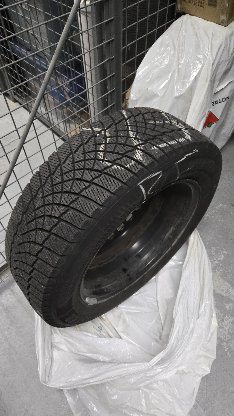Motomaster Winter Edge II Tire 205/60R16 with RIMS & TPMS