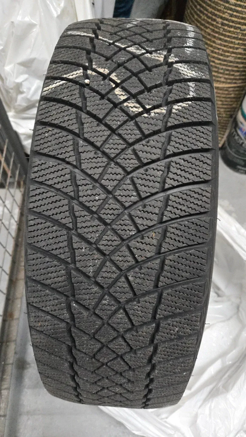 Motomaster Winter Edge II Tire 205/60R16 with RIMS & TPMS image indicator(2)