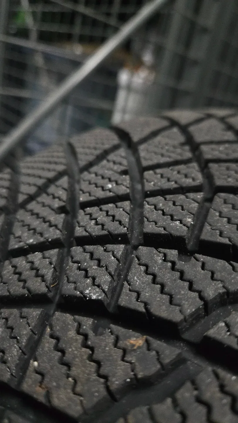 Motomaster Winter Edge II Tire 205/60R16 with RIMS & TPMS image indicator(3)