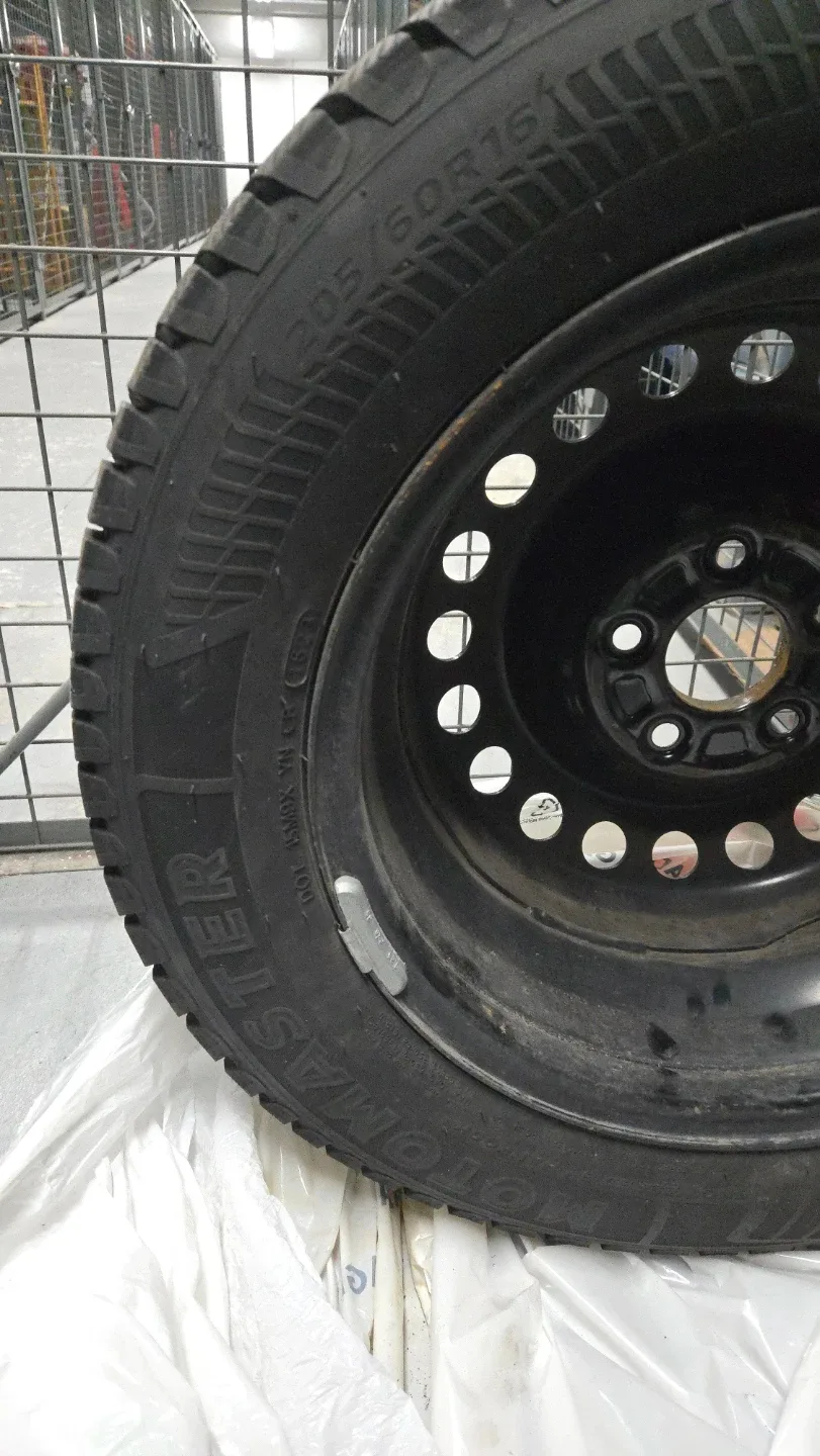 Motomaster Winter Edge II Tire 205/60R16 with RIMS & TPMS image indicator(4)