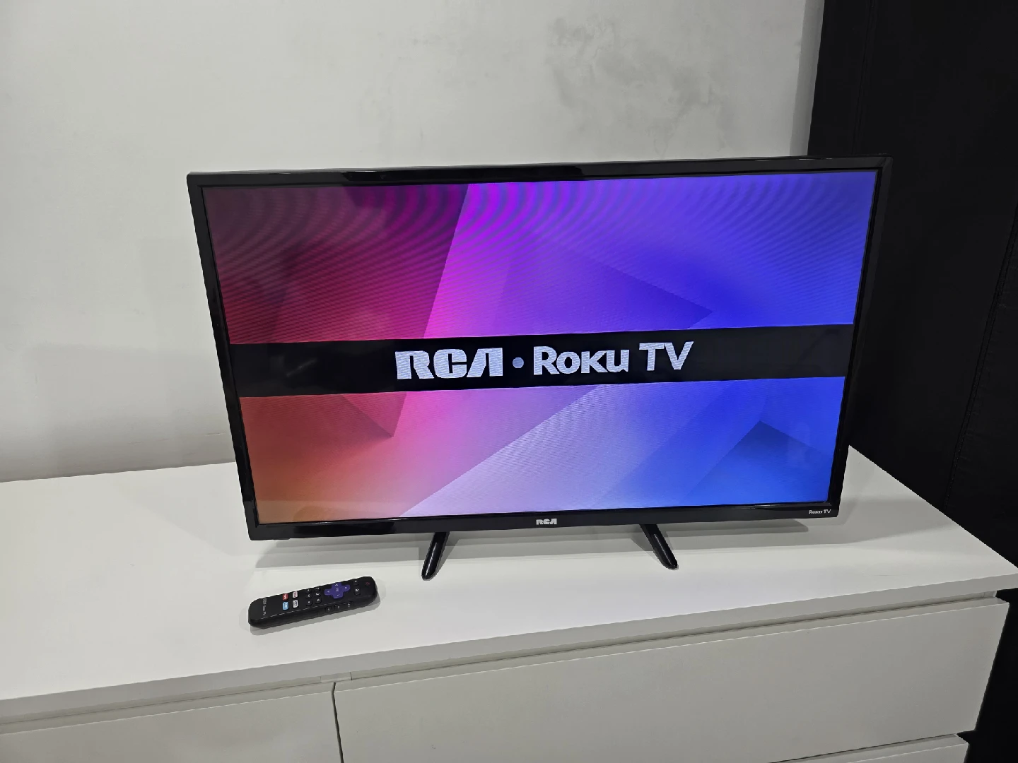 RCA Roku TV 32" LED HDTV