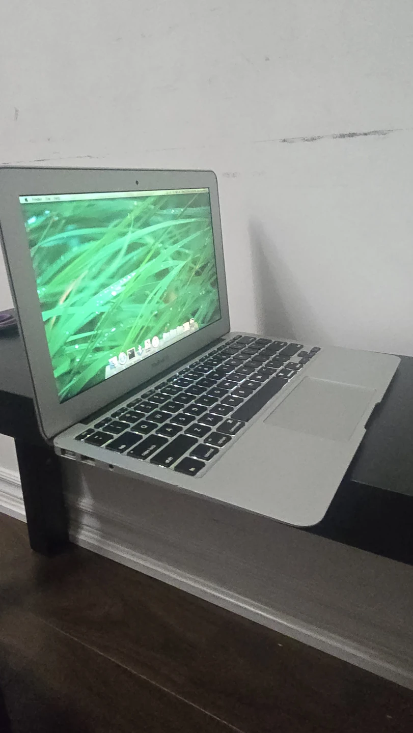 2011 MacBook Air - photo 2