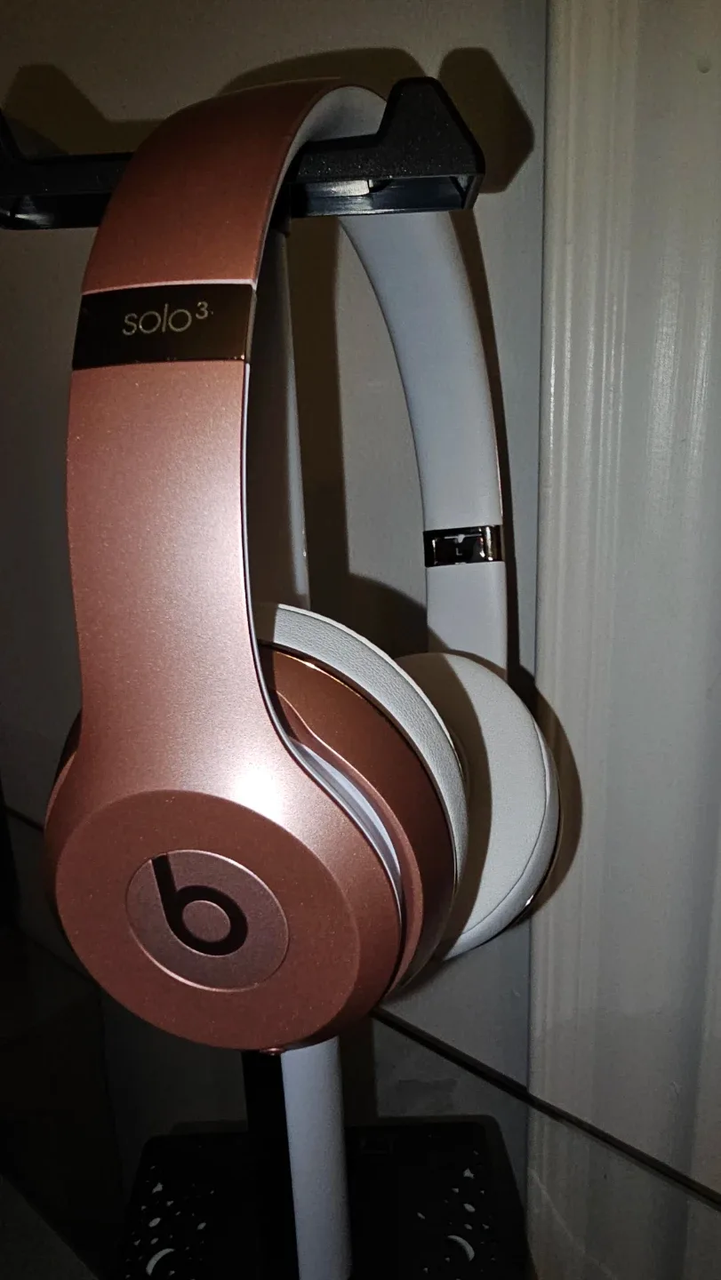 Beats Solo 3 Wireless Headphones - Rose Gold,  like new