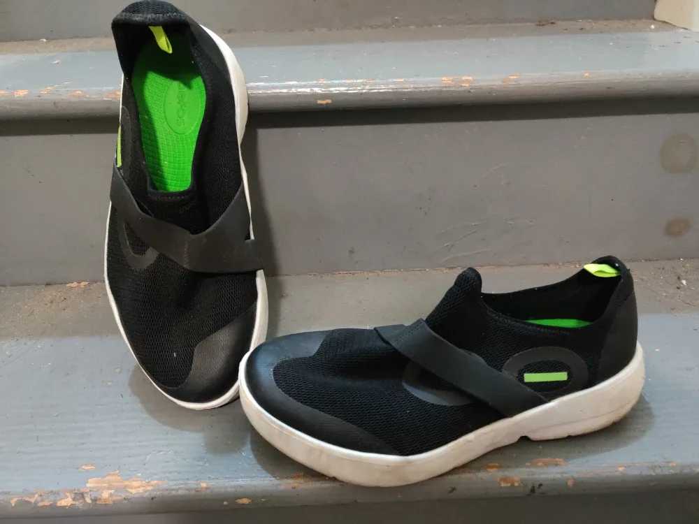 Soleo Black Slip-On Shoes image indicator(2)