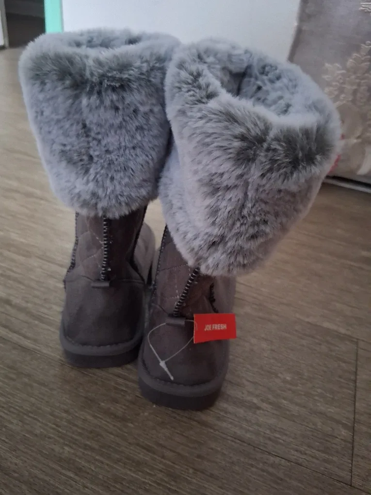 Brand NEW Winter Boots - Size 13 image indicator(3)