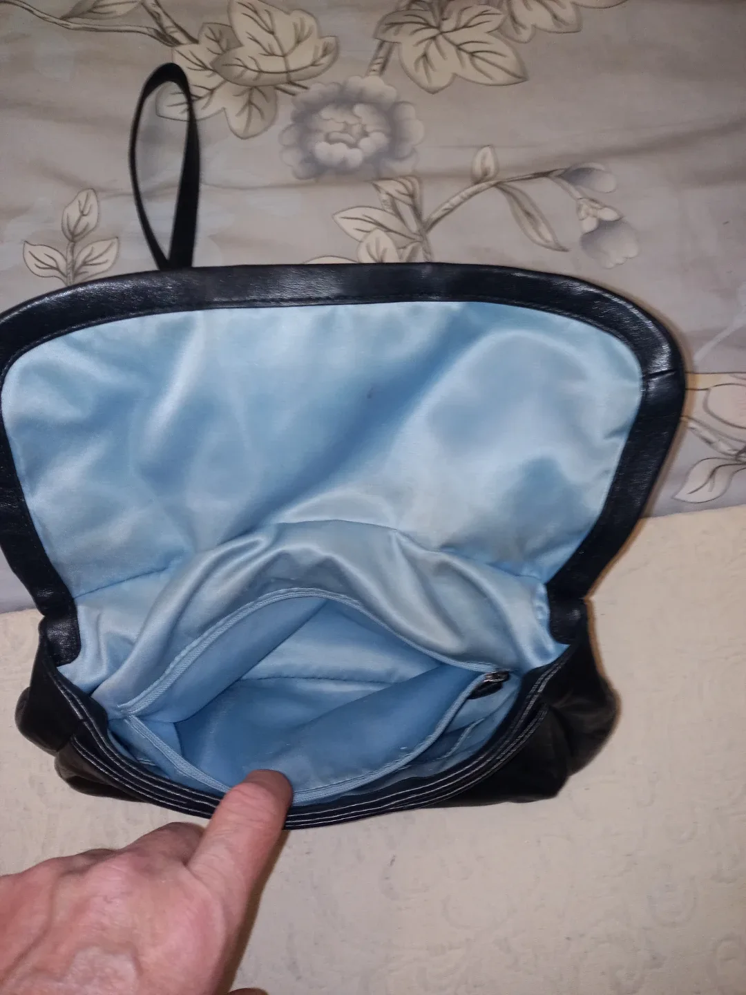 Coach Black Purse image indicator(3)