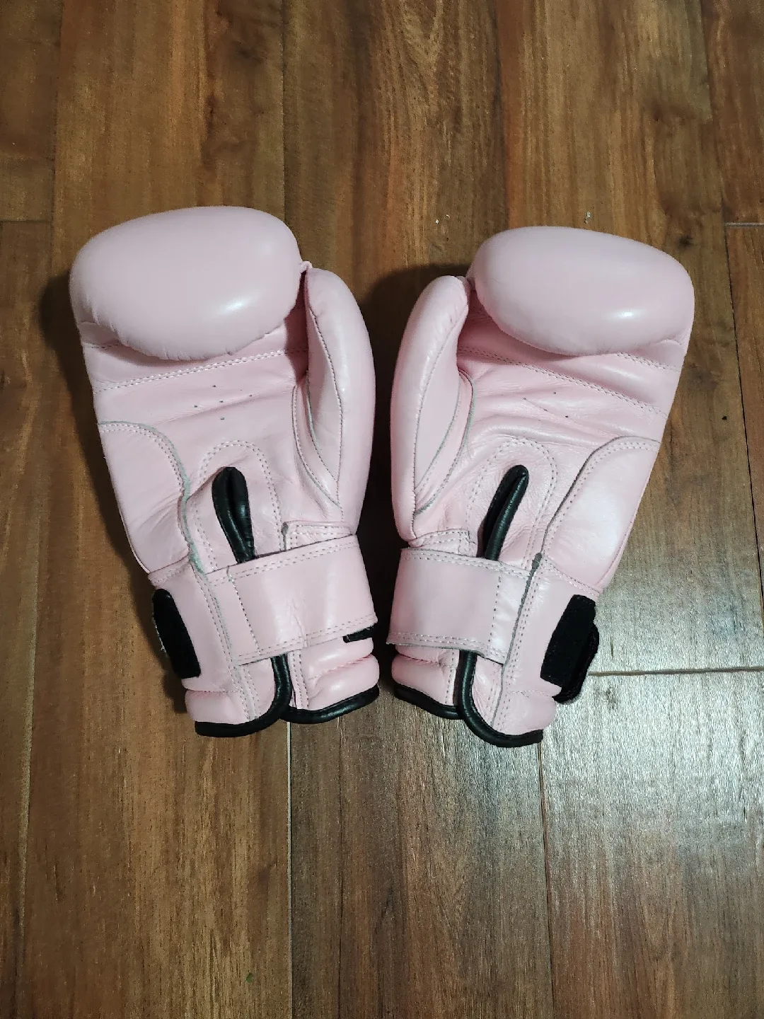 30 Minute Hit Pink Boxing Gloves, 16 oz image indicator(2)