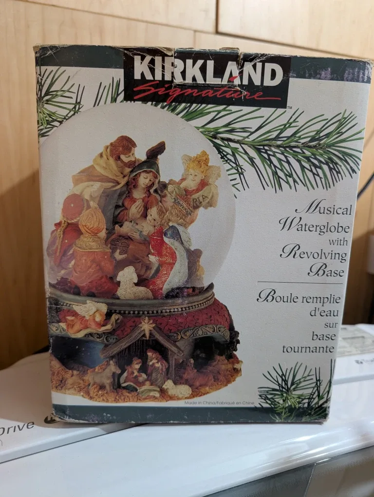 Kirkland Signature Musical Waterglobe image indicator(2)