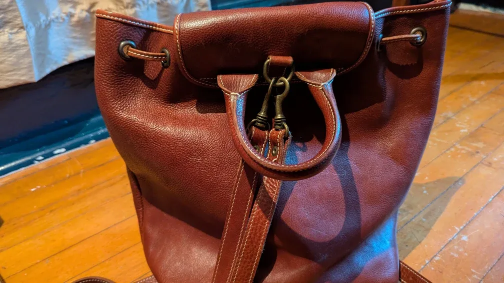 Sturdy, handsome women's handbag/backpack made in the UK. image indicator(2)