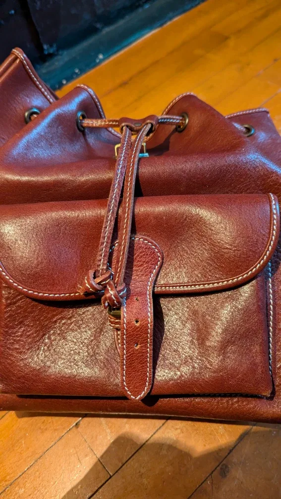 Sturdy, handsome women's handbag/backpack made in the UK. image indicator(3)