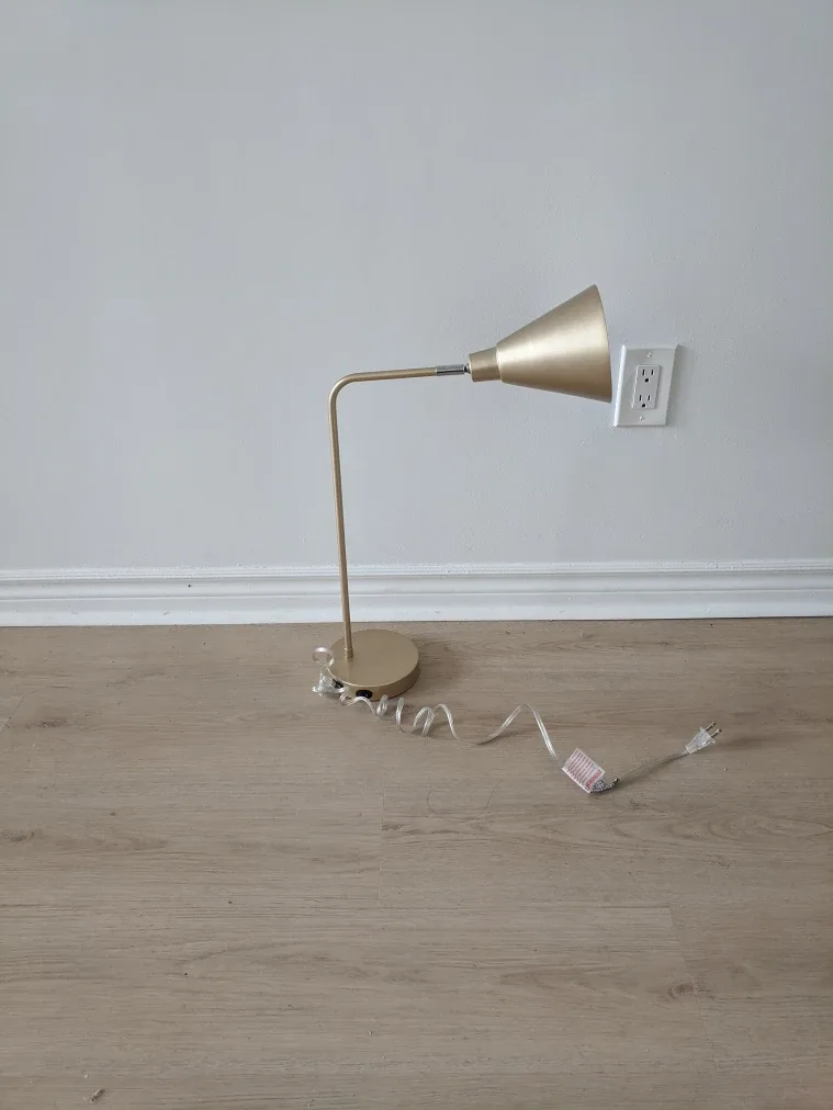 Gold Desk Lamp with USB Port image indicator(3)