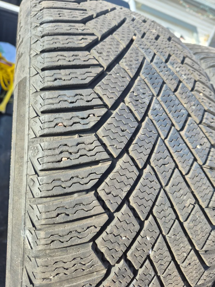 235/40r19 two Continental Winter Tires image indicator(3)