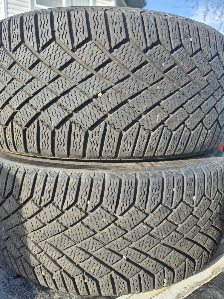 235/40r19 two Continental Winter Tires image indicator(4)