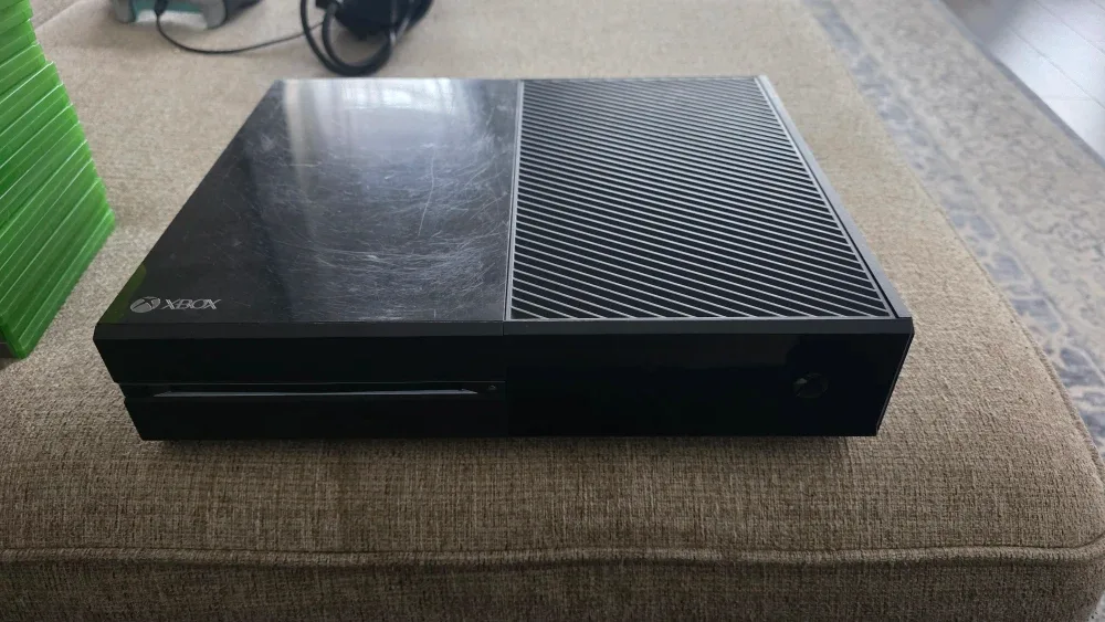 Xbox One Console - Model 1540 image indicator(2)