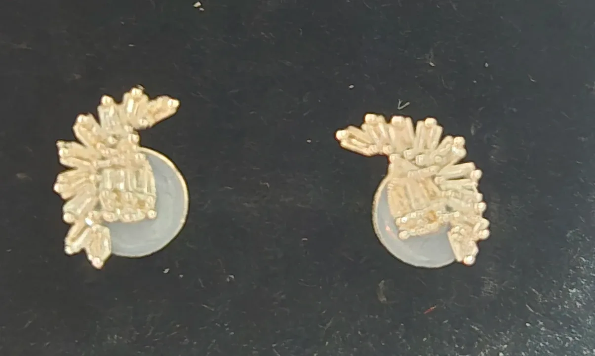 Real Diamond 18K Gold Earrings image indicator(2)