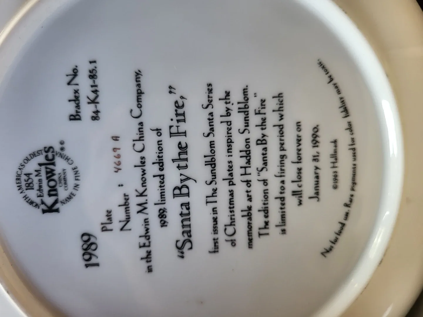 Knowles "Santa By the Fire" Plate image indicator(2)