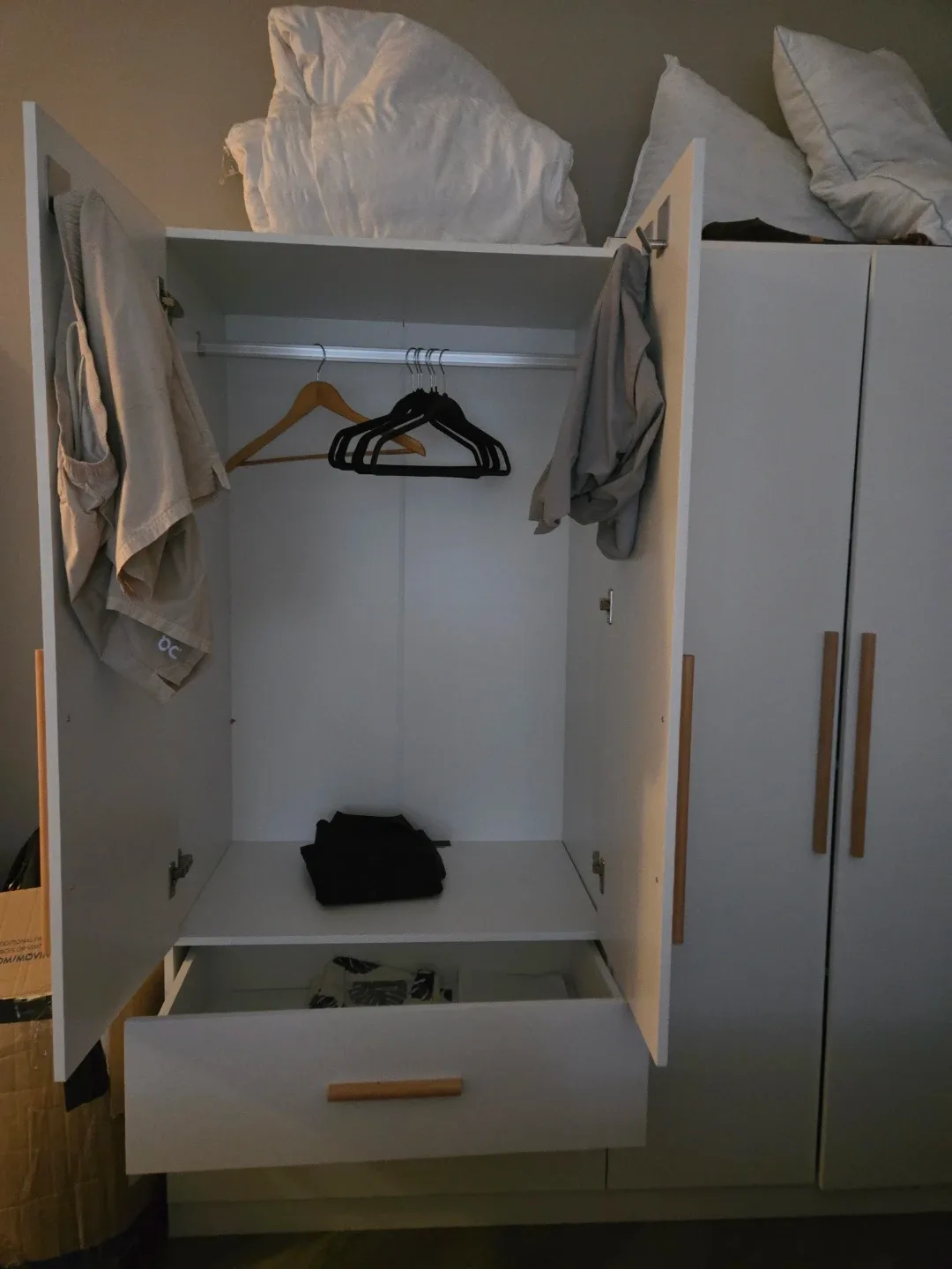 White Wardrobe image indicator(3)