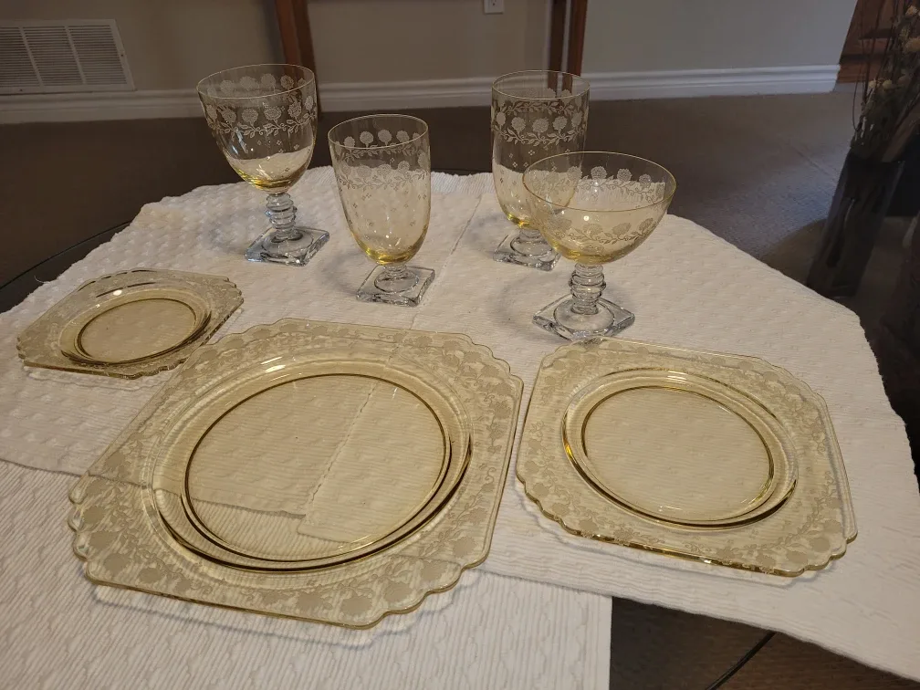 Vintage Jeannette Glass Windsor Amber Prescut Dishes image indicator(2)