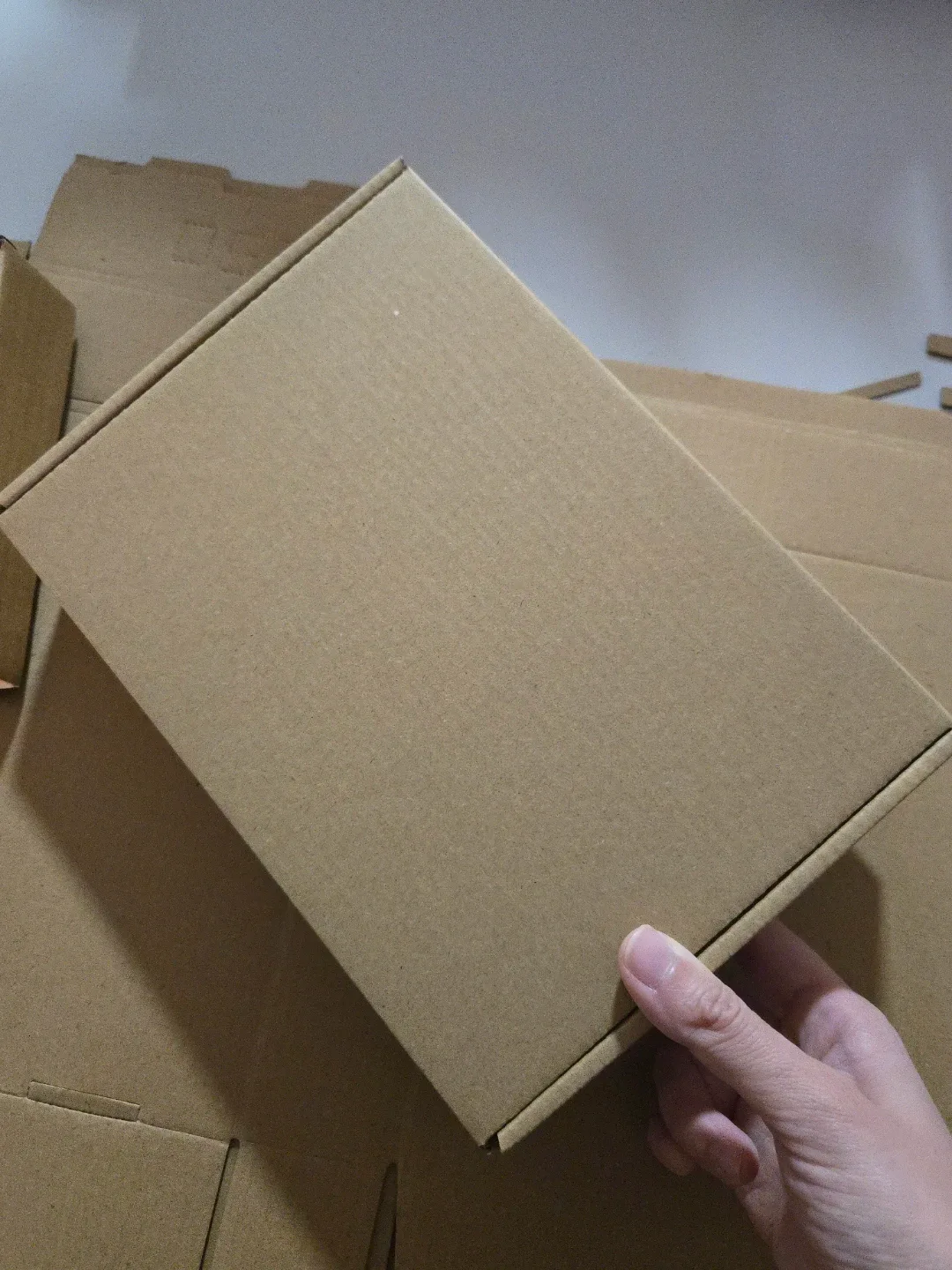 A bundle of 23*16*5cm shipping boxes