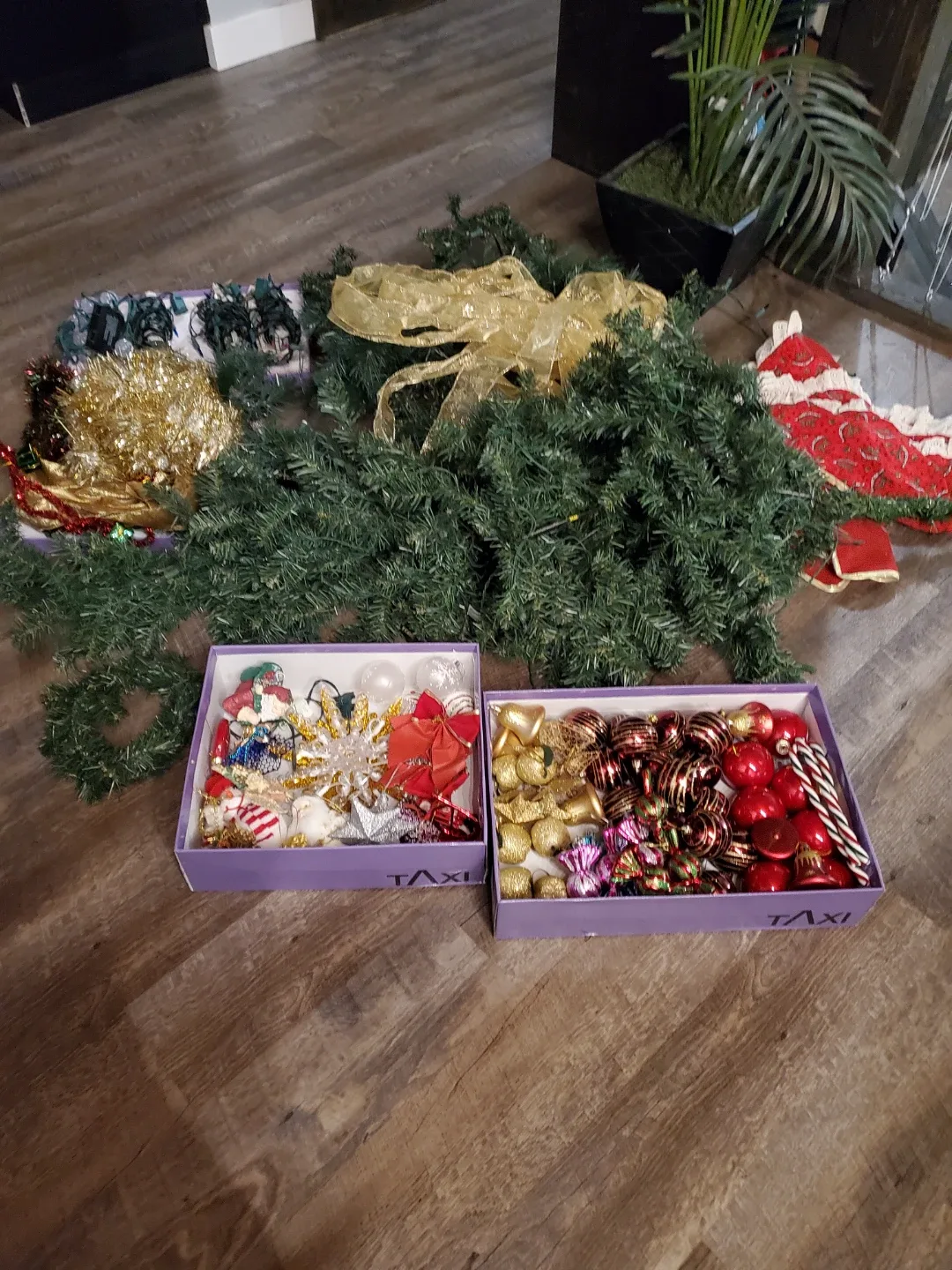 Christmas Tree & Decorations image indicator(10)