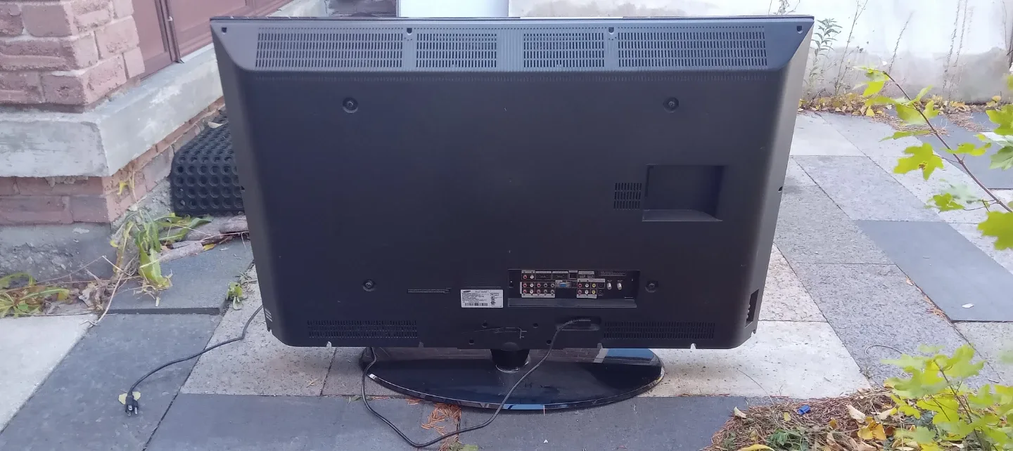 Samsung 46" LCD TV - Great Condition! image indicator(2)