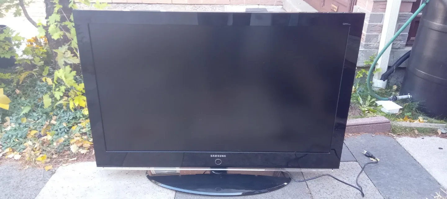 Samsung 46" LCD TV - Great Condition! image indicator(3)