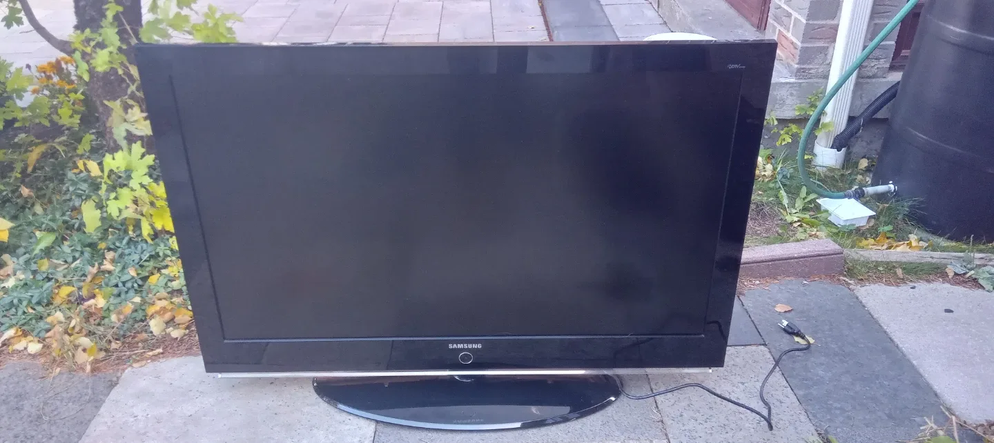 Samsung 46" LCD TV - Great Condition! image indicator(5)