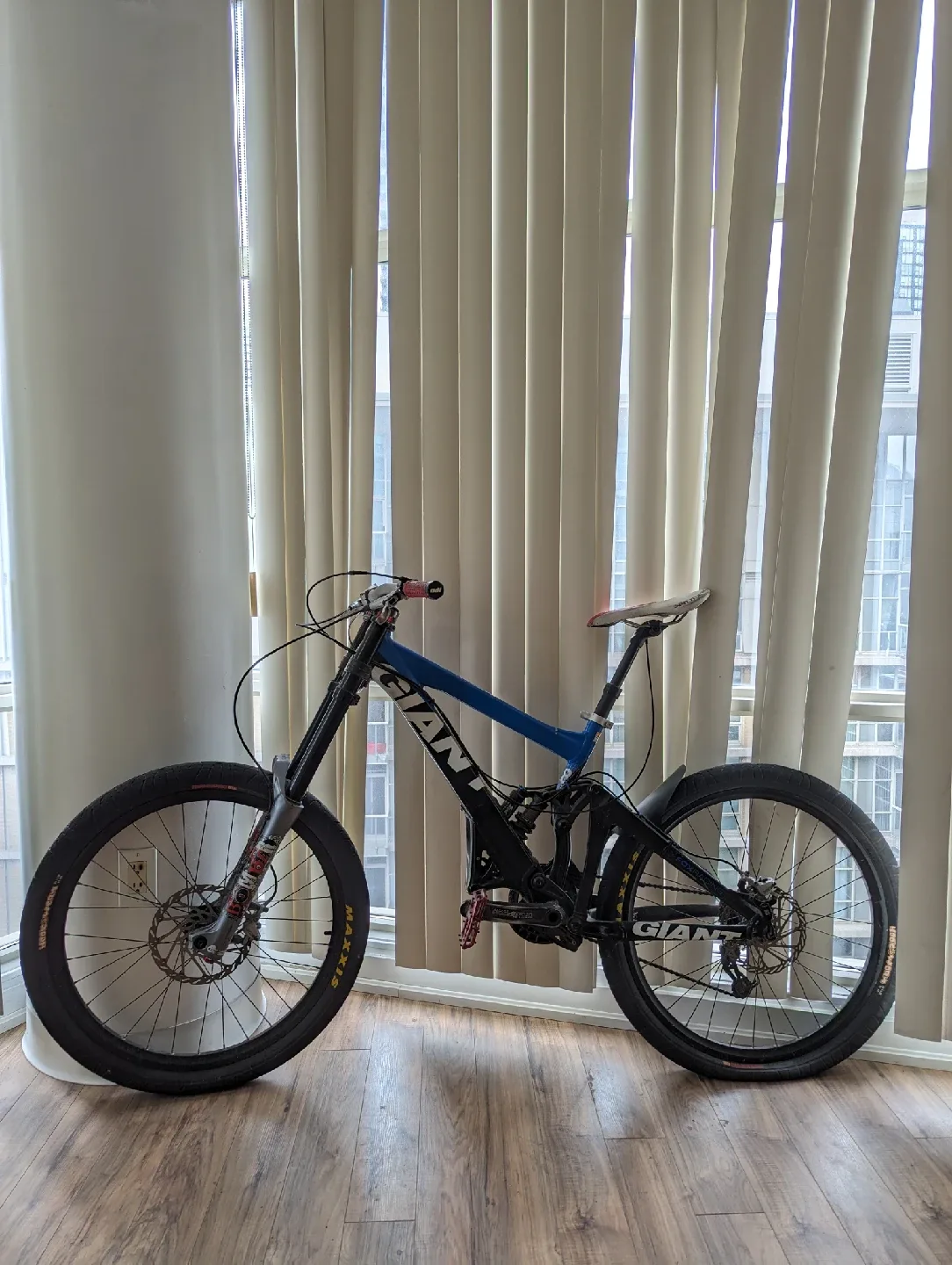 Giant Downhill Mountain Bike with Elixir Brakes