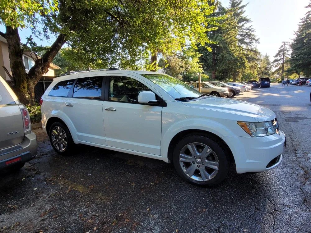 Dodge Journey - White SUV image indicator(9)