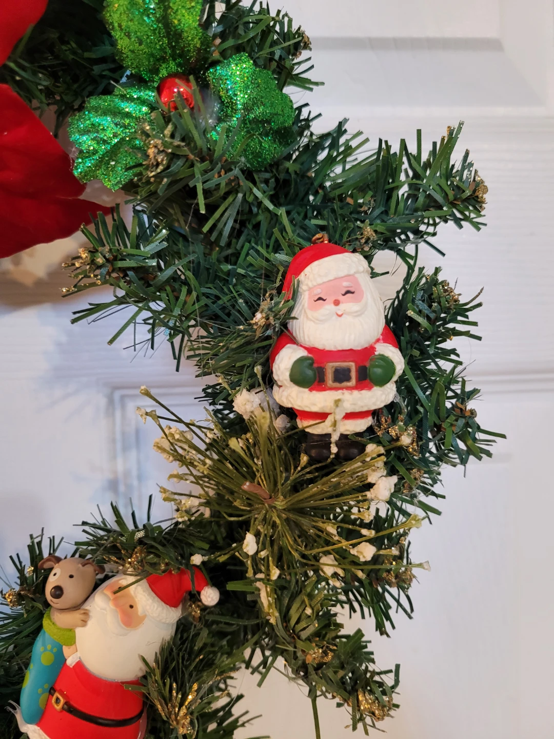 Holiday Crafted Wreath w/ Santa Claus Figurines 14" - photo 3