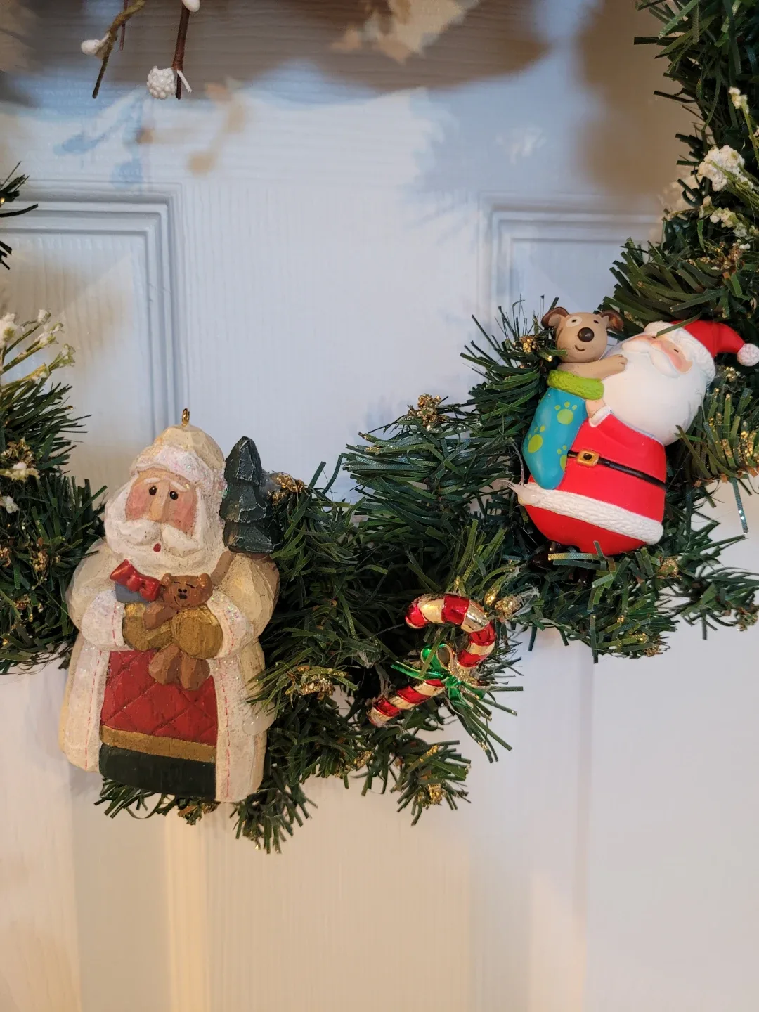 Holiday Crafted Wreath w/ Santa Claus Figurines 14" image indicator(6)