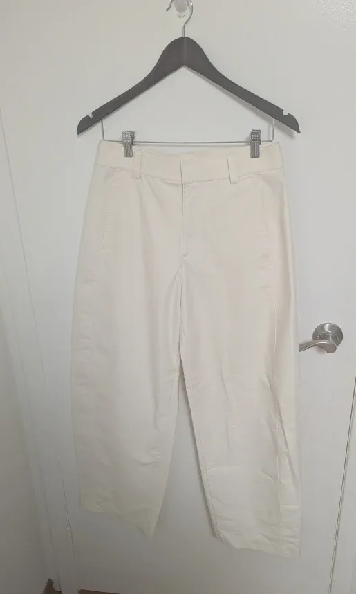 Brand New Uniqlo White Cropped Pants - Women's Size Small